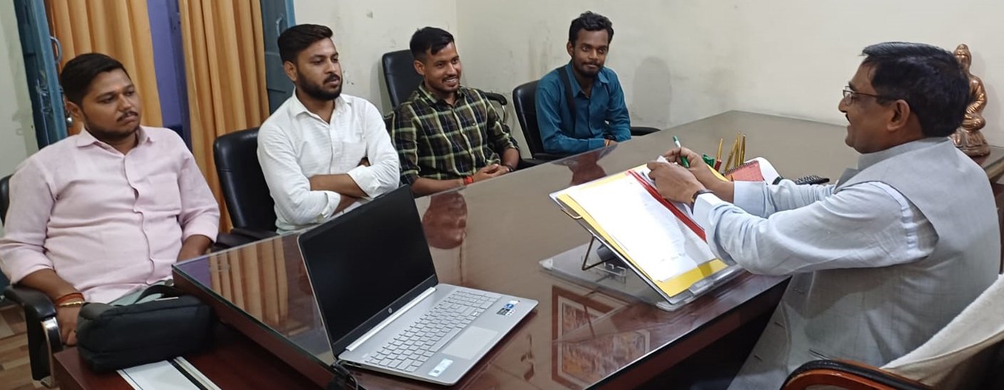 छात्रहित में मांगों पर सहमति व्यक्त करते विश्वविद्यालय के कुलपति