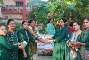 जड़ी बूटी युक्त पौधे वितरित करतीं ललिता कुमारी वर्मा व संध्या सिंह