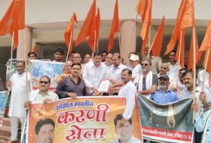 बांग्लादेश में हिंदुओं पर हो रहे अत्याचार के विरोध में राष्ट्रपति के नाम एक ज्ञापन जिलाधिकारी को सौंपते हुए अखिल भारतीय करणी सेना