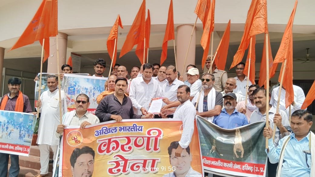 बांग्लादेश में हिंदुओं पर हो रहे अत्याचार के विरोध में राष्ट्रपति के नाम एक ज्ञापन जिलाधिकारी को सौंपते हुए अखिल भारतीय करणी सेना
