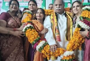 किसान सम्मान सम्मेलन कार्यक्रम में मौजूद राष्ट्रीय अध्यक्ष ठा. भानु प्रताप व मातृशक्तियां
