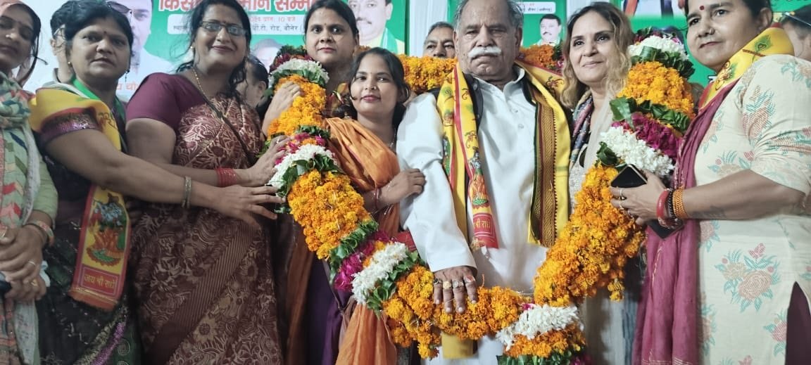 किसान सम्मान सम्मेलन कार्यक्रम में मौजूद राष्ट्रीय अध्यक्ष ठा. भानु प्रताप व मातृशक्तियां