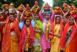 कलश यात्रा के साथ शिव महापुराण का शुभारम्भ करतीं मातृशक्तियां