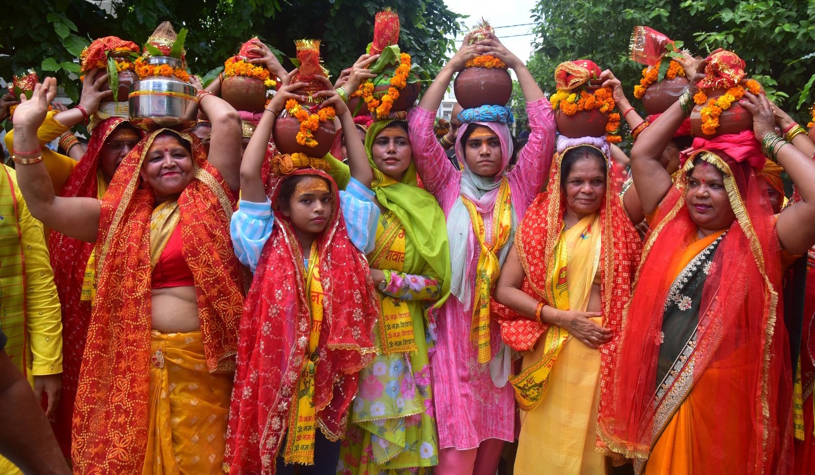 कलश यात्रा के साथ शिव महापुराण का शुभारम्भ करतीं मातृशक्तियां
