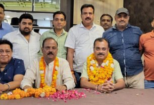 आलोक प्रताप सिंह को अलीगढ़ का महानगर अध्यक्ष मनोनीत करते हुए प्रदेश वरिष्ठ उपाध्यक्ष व जिलाध्यक्ष प्रदीप गंगा व अन्य पदाधिकारीगण