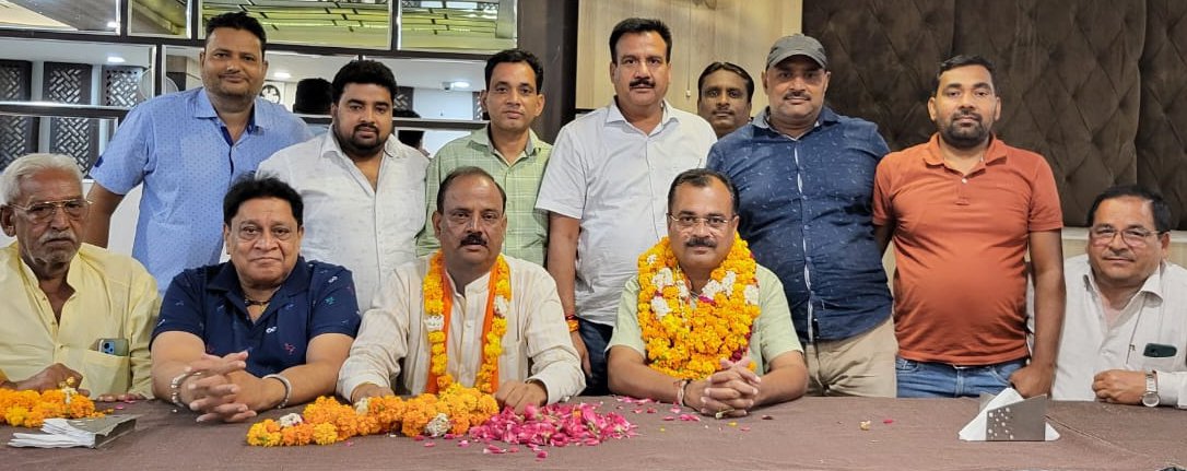 आलोक प्रताप सिंह को अलीगढ़ का महानगर अध्यक्ष मनोनीत करते हुए प्रदेश वरिष्ठ उपाध्यक्ष व जिलाध्यक्ष प्रदीप गंगा व अन्य पदाधिकारीगण