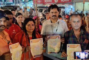 महामहिम राष्ट्रपति के नाम अपने रक्त से लिखा ज्ञापन सौंपती महामंडलेश्वर अन्नपूर्णा भारती, जिलाध्यक्ष बबली उपाध्याय व अन्य