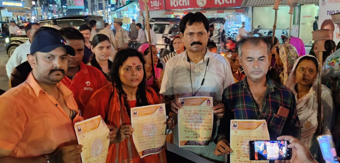महामहिम राष्ट्रपति के नाम अपने रक्त से लिखा ज्ञापन सौंपती महामंडलेश्वर अन्नपूर्णा भारती, जिलाध्यक्ष बबली उपाध्याय व अन्य