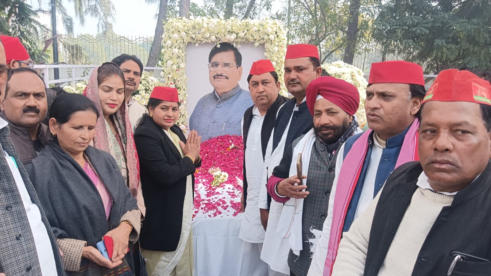 सपा नेता के निधन पर सैफई पहुंची लक्ष्मी धनगर, दी श्रद्धांजलि