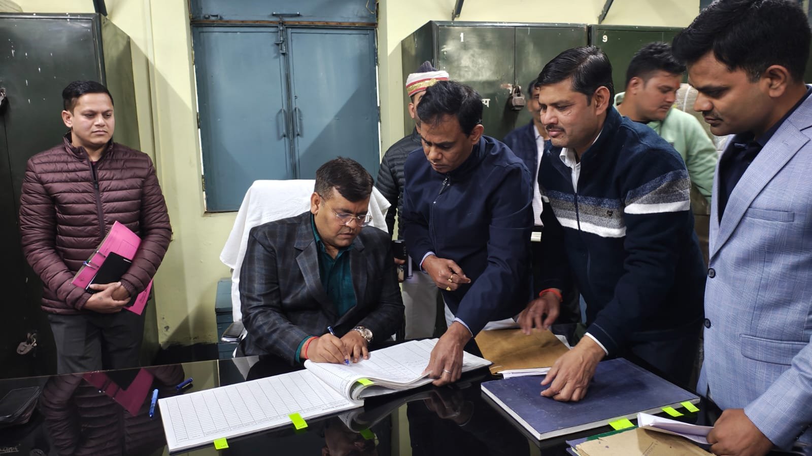 नवागत जिलाधिकारी संजीव रंजन ने संभाला कार्यभार
